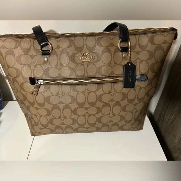 Coach Gallery Tote/Tan and Black/Signature Canvas - Picture 2 of 12
